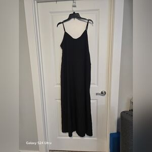 Elegant Black Maxi Dress with Pockets!